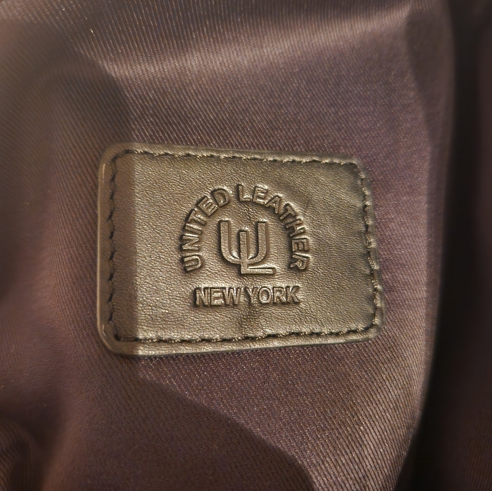 United Leather New York Sling Bag - Picture 3 of 7